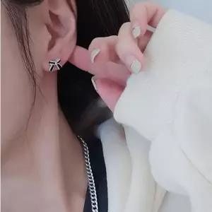 SE117 여성 심플 블랙 리본 포인트 귀걸이 데일리 은 귀걸이 (실버 925)