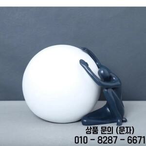 수지 캐릭터 동상 공 그림 미니멀리즘 장식품 피규어 조각 인형을 들고