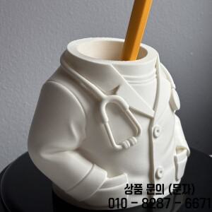 창의적인 의사 모양의 펜 홀더 데스크탑 장식품 정리함 테마 선물 홈 데코레이션