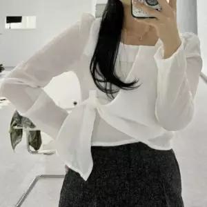 [SBD] 스트랩 쉬폰 크롭 블라우스 스퀘어넥 긴팔