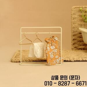 미니어처 가구 1:12 철제 아트 플로어 스탠딩 옷걸이(소형 3개 포함) 2가지 색상으로 제공 인형의 집 장식