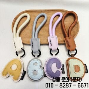 패션 가죽 26 글자 키 체인 여성을위한 솔리드 컬러 이니셜 펜던트 Anti loss Phone 짧은 스트랩 자동차 홀