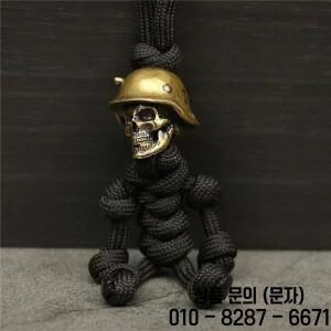 1PC 해골 머리 키 체인 자동차 바이커 헬멧 펜던트 땋은 밧줄 Paracord 버디 가방 교수형 배낭 장난감