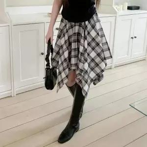 [하프클럽/셀러허브_여성트랜드패션]여자 간절기 언발 체크 밴딩 플레어 스