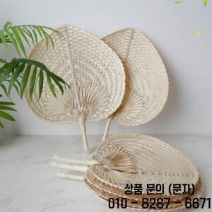 손으로 짠 가벼운 야자잎 부채 순수 수공예 라탄 복숭아 모양 여름용 액세서리