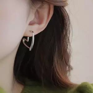 입체 라인 서지컬 하트 귀걸이 미니 하트 이어링