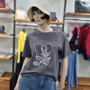 베네통/애플아울렛/코끼리 자수 크로세 티셔츠/BATS51531