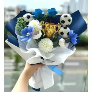 블루몽플라워 축구 꽃다발 비누꽃 트로피 졸업식 발표회 졸업 남자친구 블루 축구공 킨더조이