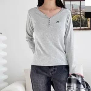 [옷은날개] 여자 슬림 여리핏 와이넥 버튼 골지티셔츠