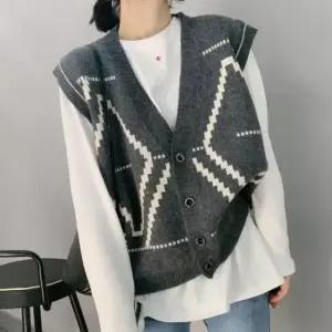 [옷은날개] 여자 유니크 v넥 버튼 오버핏 니트 크롭 조끼 가디건