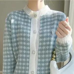 [옷은날개] 크롭기장 가디건 라운드넥 여성 하트포인트단추브로치