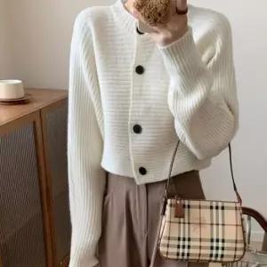 [SBD] 골지 크롭 데일리 가디건 가오리핏 니트 가로 노카라