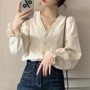 [옷은날개] 프릴 퍼프 소매 브이넥 블라우스 간절기 청바지 코디