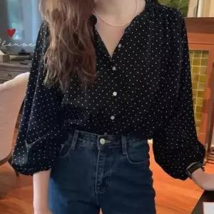 [옷은날개] 여선 블라우스 손목밴딩 도트 출근복 라운드넥 챠르르