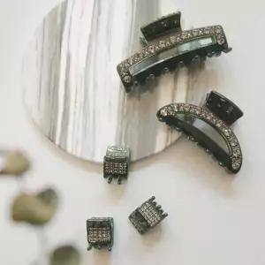 [제이로렌]바이데이지 프랑스 딥그린 큐빅 반올림 집게핀 Bh0910