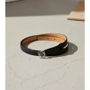 로에베 26SS Anagram belt in pebble grain calfskin (E821Z15X02 1341) (페블 그레인 카프스킨 애너그램