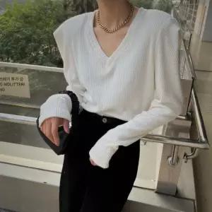 어깨뽕티셔츠 여자 긴팔 어좁이 니트 브이넥 어깨패드 탑 크롭 스웨이드 반팔 모던 리부