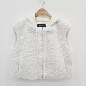 [포커스]후드탈부착페이크퍼조끼 FW5J3VT3145IV_SH