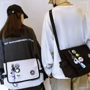커스텀 대학생 신학기 스트릿패션 뱃지포함 매신저백 EWB7F0D8