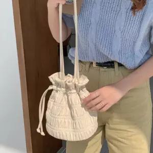 여성 고급스러운 셔링 미니 사이즈 버킷 숄더백 pIK5+7Bbg