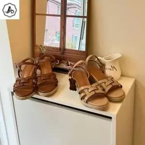 [애슬릿] 소가죽 위빙 스트랩 웨지힐 캐주얼 샌들 (35833546A)