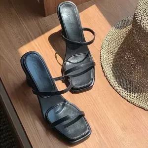 인기상품 오피스 룩 정장 여름 구두 스트랩 뮬 슬리퍼 샌들 힐 [WFJTJ1P_260405]