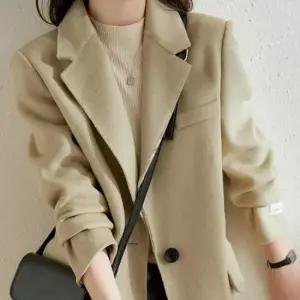 부클코트 원버튼 코트 여성 뒷 절개 언발란스 패션 카라 클래식