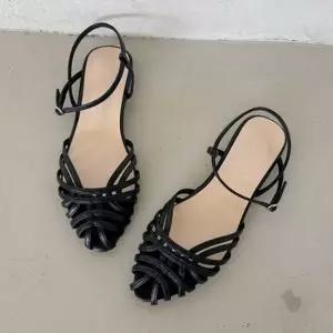 인기상품 검정 발 편한 샌들 앵클 스트랩 뾰족 플랫 여성 코디 [WFK3695_260405]