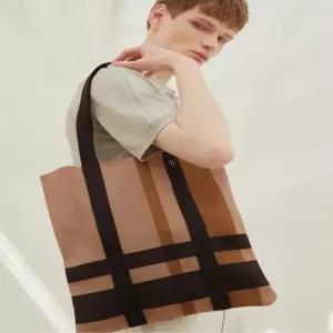 헤지스 액세서리 26SS [선물추천][완판재입고] 남녀공용 베이지 체크 썸머 니트 플랩백 HJBA6E011I3