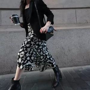 언발롱스커트 플라워패턴 찰랑