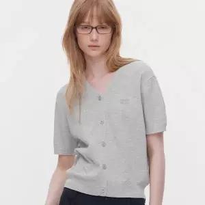 [마리끌레르](의정부점)베이직 로고 브이넥 반팔 가디건(MAGBKC03MGY)