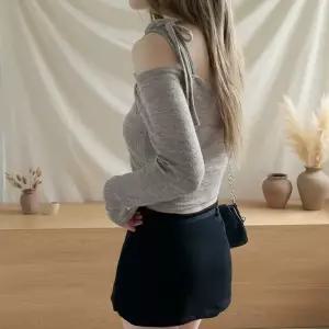 [다잇템] 여성 볼드숄더 롱슬리브 끈 슬리브리스 4컬러 티셔츠 봄여름용