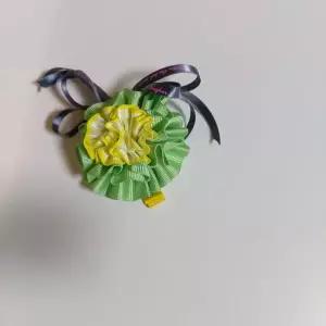 예쁜 리본 달린 연두핀