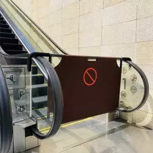 에스컬레이터 차단막 펜스 안전 가림막 바리게이트 표지판 안내판