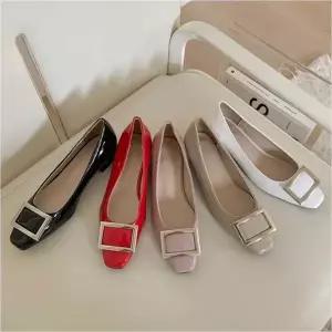 [하프클럽/]스퀘어 스팽글 장식 포인트 베이직 디자인 펌프스