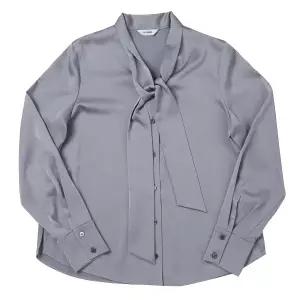 [롯데백화점]쉬즈미스 소프트 배틴 타이 블라우스 SWWBLP32020