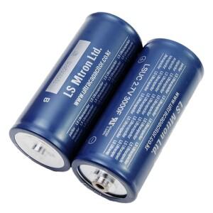 2.7V 3000F 슈퍼 패러드 lsuc 원통형 커패시터 너트 및 연결 조각이 장착된 고주파