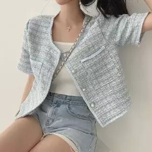 은창)진주 버튼 트위드 크롭 반팔 자켓 점퍼 잠바 여름 비치 봄 가을 아우터 여성 하객룩 (HSJ-WFJFLSQ)