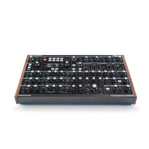 Novation 8-음성 데스크톱 폴리포닉 신시사이저 음성당 2개의 LFO, 16슬롯 변조 매트릭스, 3개의 아날로그 왜곡 지점 및 디지털 효과