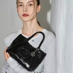 [헤지스](광주신세계)[25FW]블랙 로고배색 가죽 미니토트백 HIWA5F550BK