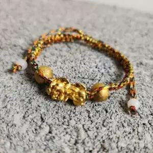 발찌 오색실 돈 불러오는 풍수 소품 비휴 끈 팔찌