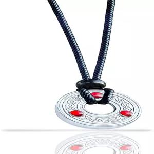 작은 켈트 트리니티 매듭 20mm 럭키 코인 목걸이 - 빨간색 에나멜 액센트가 있는 스테인리스 스틸