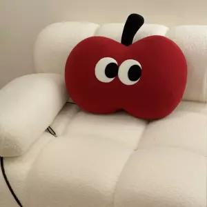 크고 귀여운 눈망울에 빨간 사과가 달린 봉제 베개입니다. 부드러운 소재로