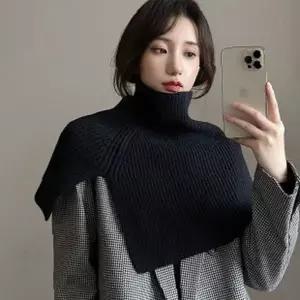 니트 소재 목 보온 케이프 형태 숄 디자인 망토 스타일 풀오버 착용 방식 무지