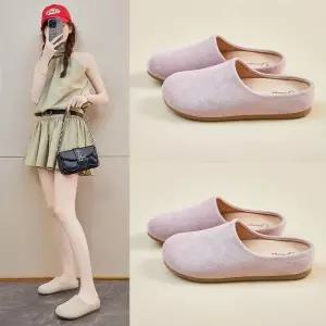 쉬헐크 여사친 여자 여름 딛고 캐주얼하게 쐬며 반쯤 여긴다. 여학생은 한 발로 신발 버켄슈즈 워킹화 운동