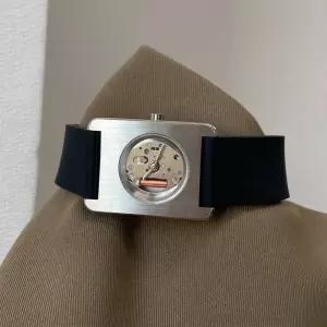 미니멀리스트 디자인 여성 패션 시계 속이 빈 쿼츠 무브먼트 스테인리스 스틸 케이스 섬세한 실리콘 가죽