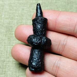 독특한 형태의 천연 흑색 텍타이트 광물 표본 희귀 수집석