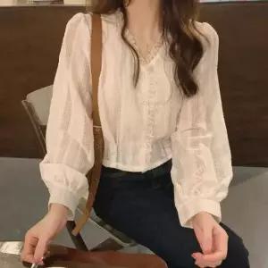 벌룬소매블라우스 펀칭 레이스 프릴 블라우스 브이넥 봄 가을 데일리룩
