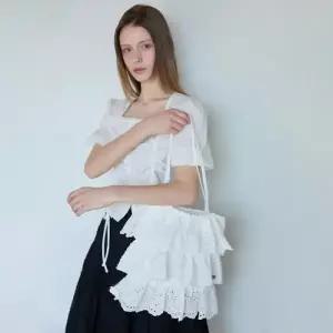 [롯데백화점]에고이스트 [BLUE LABEL]3단 펀칭 레이스 숄더백 ES2OAB01