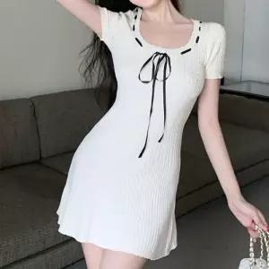 ONM 여성 꽈배기 U넥 리본 슬림 니트 미니 원피스